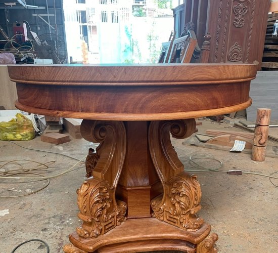 Bàn tròn chạm hoa văn